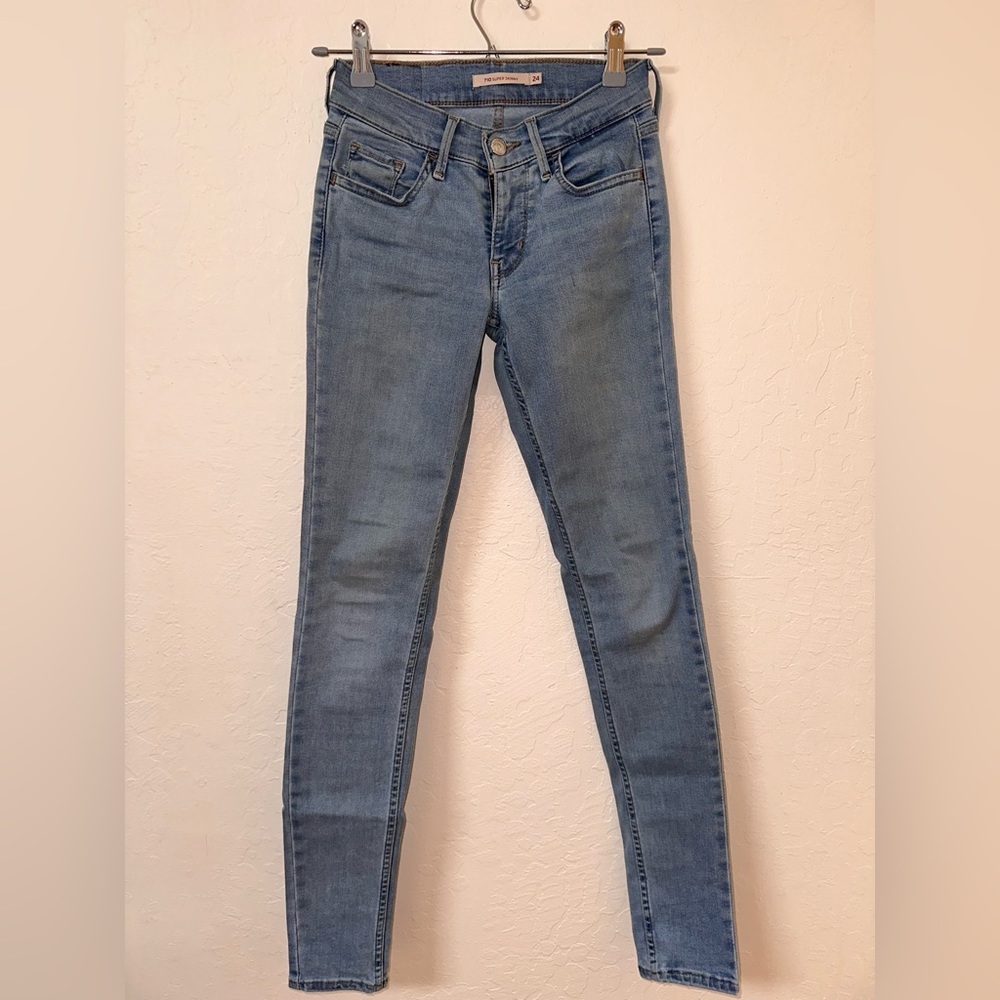 710 Levi’s Skinny Jeans (24)